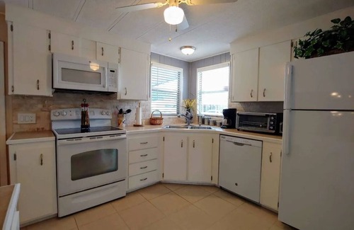 Jamaica Bay House | Waterfront 2BR Getaway in Jamaica Bay