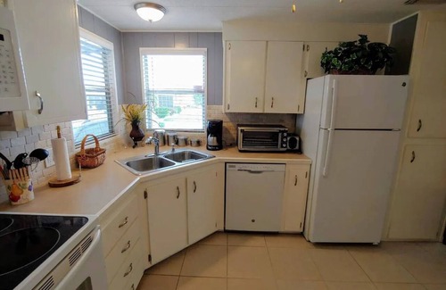 Jamaica Bay House | Waterfront 2BR Getaway in Jamaica Bay