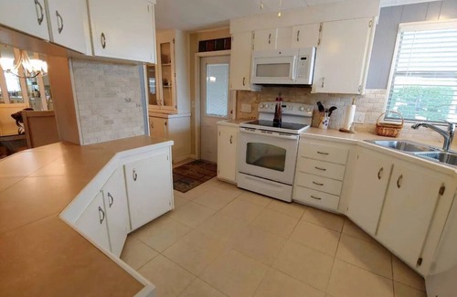 Jamaica Bay House | Waterfront 2BR Getaway in Jamaica Bay