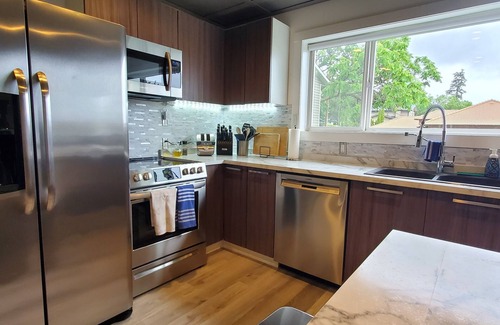Central Okanagan Apartment | Waterfront 3 bed w hot tub/paddle boarding/kayaking