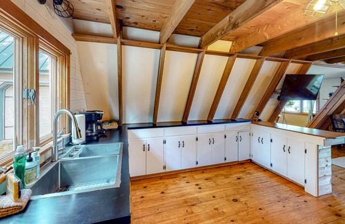 Franklin House | Waterfront A-frame on George’s Pond with views, private dock, beach, kayaks, SUP