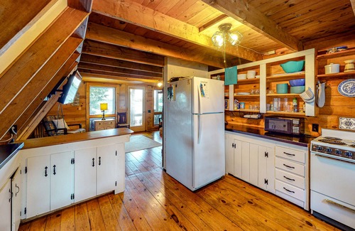 Franklin House | Waterfront A-frame on George’s Pond with views, private dock, beach, kayaks, SUP