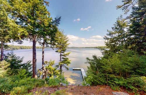 Franklin House | Waterfront A-frame on George’s Pond with views, private dock, beach, kayaks, SUP