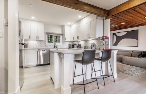 Collingwood Cottage | Waterfront All-Seasons Cottage, 15 min to Blue Mountain, Sleeps 10!