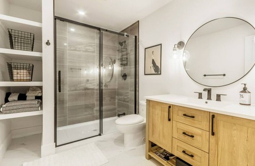 Collingwood Cottage | Waterfront All-Seasons Cottage, 15 min to Blue Mountain, Sleeps 10!