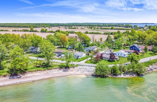 Selkirk Cottage | Waterfront all season 3 bdrm Lake House