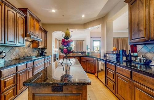 Lakeway Condo | Waterfront All-Suite w/Private Balcony – On-Site Dining, Spa & Marina
