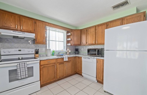 Green Key Estates House | Waterfront Angler’s Paradise, 3BR/2.5BA w/Dock, Boat Ramp, Kayaks, HorseShoes, CornHole, Ping Pong