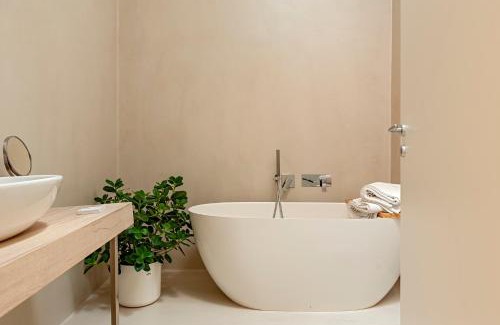 Venezia Nuova Apartment | Waterfront balcony I Grani 5 Resort Grand Suite