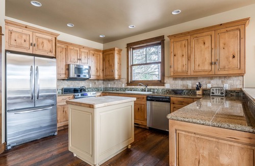 West Yellowstone House | Waterfront cabin on Hebgen Lake, near fishing/boating & Yellowstone