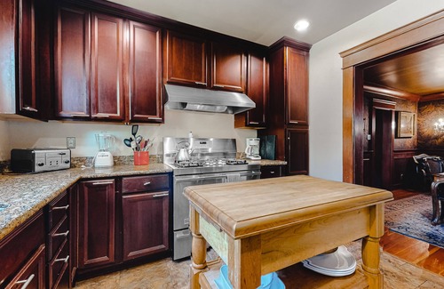 Guerneville Cabin | Waterfront cabin with private hot tub, beach access & river views - dog-friendly