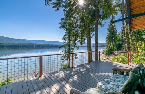 Leavenworth House | Waterfront Cabin with hot tub, private beach, barrel sauna and dock. The views!