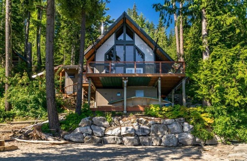 Leavenworth House | Waterfront Cabin with hot tub, private beach, barrel sauna and dock. The views!
