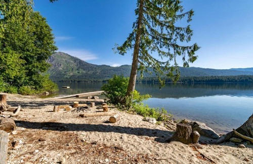 Leavenworth House | Waterfront Cabin with hot tub, private beach, barrel sauna and dock. The views!