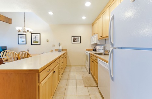 Newport Condo | Waterfront Condo with Private Deck, Bay Views, Pool, Hot Tub, & Sauna