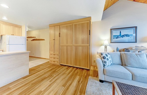 Newport Condo | Waterfront Condo with Private Deck, Bay Views, Pool, Hot Tub, & Sauna
