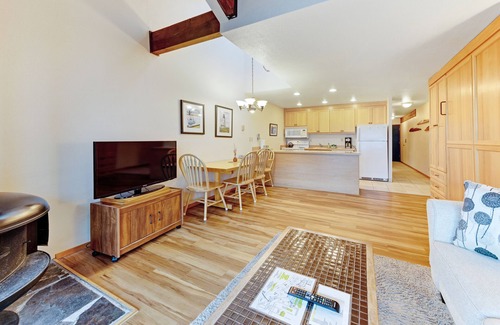 Newport Condo | Waterfront Condo with Private Deck, Bay Views, Pool, Hot Tub, & Sauna
