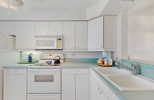 Siesta Key Condo | Waterfront condo with pool, internet & breathtaking balcony views