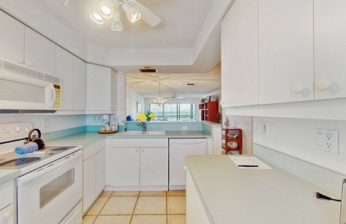 Siesta Key Condo | Waterfront condo with pool, internet & breathtaking balcony views