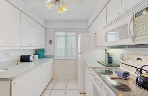 Siesta Key Condo | Waterfront condo with pool, internet & breathtaking balcony views