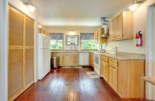Barview House | Waterfront Coos Bay Retreat w/Kayaks!