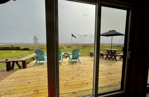 East Tawas Cottage | Waterfront Cottage on sandy, expansive beach