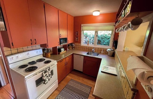 Regional District of Nanaimo House | Waterfront Cottage - Sleeps 6