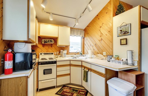 Cleverdale Cottage | Waterfront Cottage on Lake George w/2 Docks!