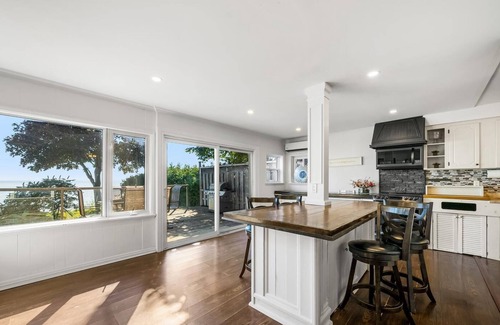 Ramara Cottage | Waterfront Cottage with hot tub and sauna, by casino RAMA