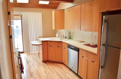 Wall House | Waterfront: Enjoy Ocean Views on The Silver Lake: DISCOUNTS FOR LONGER STAY!