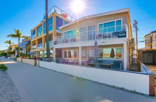 Central Mission Beach Apartment | WaterFront * Exclusive View Patio * Top Level * A/C