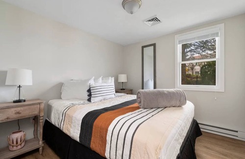Portsmouth House | Waterfront Family Cottage w/ Private Beach