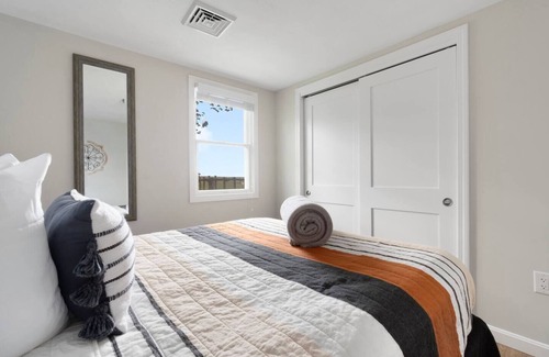 Portsmouth House | Waterfront Family Cottage w/ Private Beach