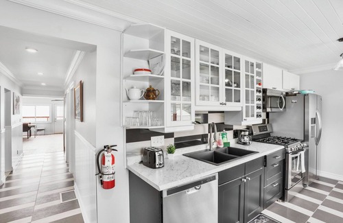 Crystal Beach House | Waterfront Family Cottage with 3BR + Parking