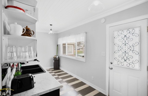 Crystal Beach House | Waterfront Family Cottage with 3BR + Parking
