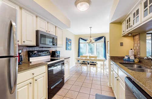 Kiawah Island Condo | Waterfront Family Retreat with Pond Views - Close to Tennis and Golf - Dogs Welcome