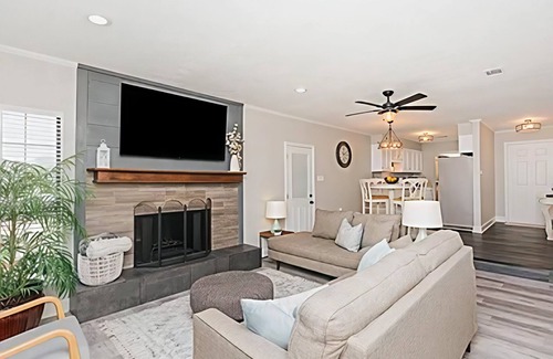 Warner Robins House | Waterfront Family Escape - Minutes to RAFB, Pets & Kids Friendly