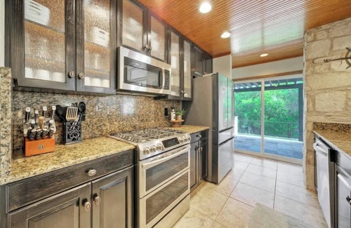 Seguin House | Waterfront | Grill | Fire Pit | Sleeps 16+