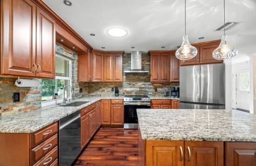 Clearwater House | Waterfront Heated Pool + PuttPutt+Games, Sleeps 18