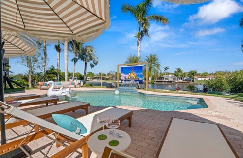 Clearwater House | Waterfront Heated Pool + PuttPutt+Games, Sleeps 18