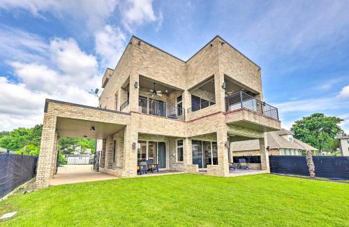Lake Hamilton House | Waterfront Home about 4 Mi to Oaklawn Racing Casino!