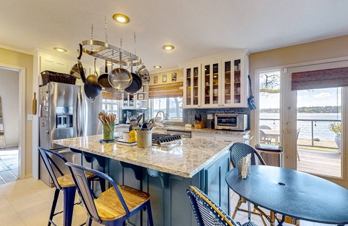 Allyn-Grapeview House | Waterfront home on Case Inlet with private beach, Mt. Rainier view & 2 decks