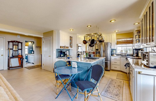 Allyn-Grapeview House | Waterfront home on Case Inlet with private beach, Mt. Rainier view & 2 decks