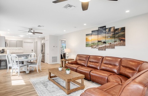 Big Pine Key House | Waterfront home with boat dock, 2 kayaks, 2 bikes, AC & W/D - dog-friendly