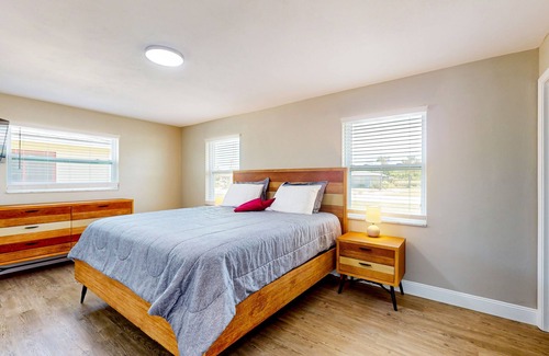 Oakland Hills House | Waterfront home with enclosed pool, grill, alfresco dining, smart TVs, AC, & W/D