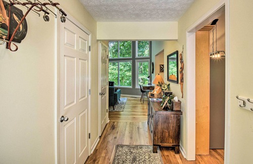 Martin Cabin | Waterfront House w/ Hot Tub on Lake Hartwell!