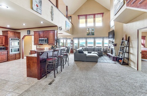 Longtown House | Waterfront Lake Eufaula Home: Multi-Level Balcony
