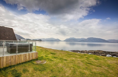 Kentallen Cottage | Waterfront Lodge 2 with Hot Tub - sleeps 5 guests in 2 bedrooms