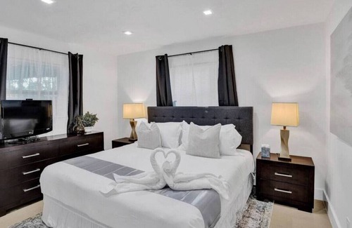 Hollywood House | Waterfront Newly Renovated 4 BR Home
