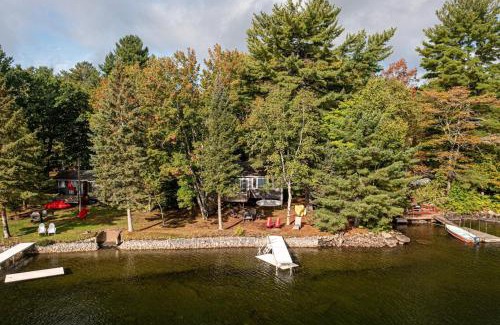 Algonquin Highlands House | Waterfront Night Owl Cottage on Halls Lake